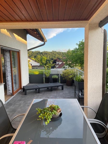 Helle 4-Raum-Wohnung mit Balkon und Einbauküche in ruhiger Lage